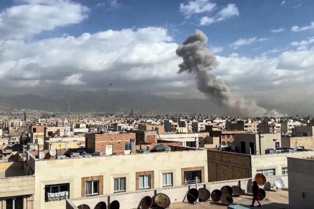 Conflito no Irã: explosões e destruição em território atingido por bombardeios